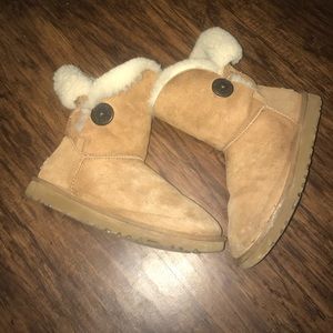 UGG Bailey Button Chestnut